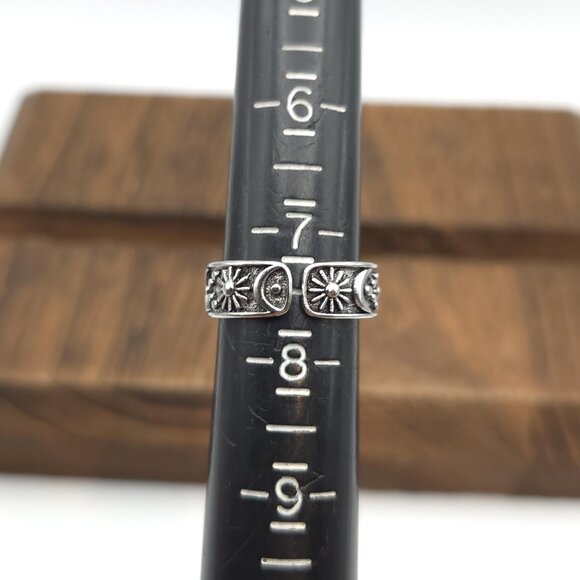 Size 7.5 Silver Tone Moon And Stars Ring A1206 - Picture 4 of 6